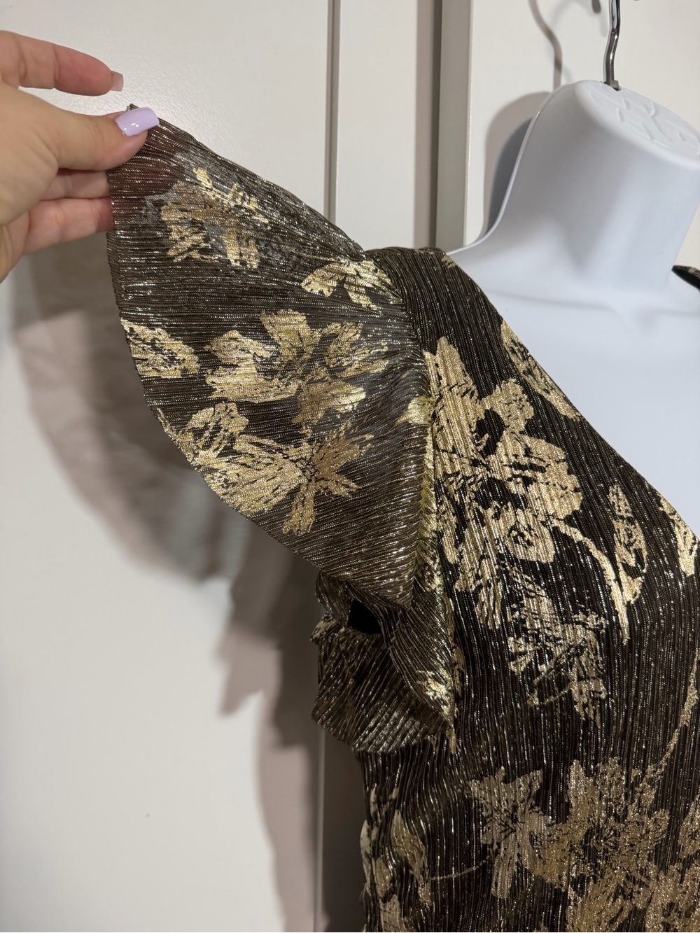NWT Vince Camuto Gold Foil Floral V-Neck Maxi Dress Size Medium Rich Black - Picture 5 of 10